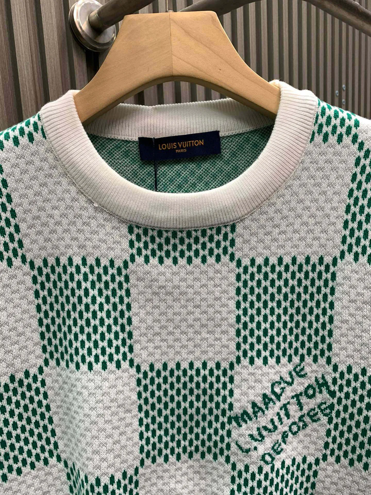 🅿️340 🀄️ Louis Vuitton Louis Vuitton*25SS green checkerboard round neck long-sleeved sweater. Originally purchased for 11,340. Fei Dong co-branded series. It is made of 14s fine knitting pieces and woven pieces imported from Germany. The knitting threads are color-matched. Environmentally friendly fixed dyeing. Customized cotton yarns are introduced. The yarns are processed by mercerization. Jacquard fabrics require fine yarn count and extremely high requirements for raw cotton. The body of the garment is made of imported 7-knit silk square weaving and jacquard craftsmanship. Each piece takes 150 minutes. The letter pattern adopts a double-sided wool hanging process, which is fine workmanship and clear texture. The extremely fine weaving thread is made of environmentally friendly fiber. The stitching uses a 9-pin plate. Each closing edge must be selected by hand. The stitching must be tight and smooth. The front, back, left, and right of the product body are neatly aligned. Combined with a special soft wash process, the body fabric has a soft and waxy drape feel. The softly stretched environmentally friendly microfiber creates the bottom layer and is not easily deformed when stretched.